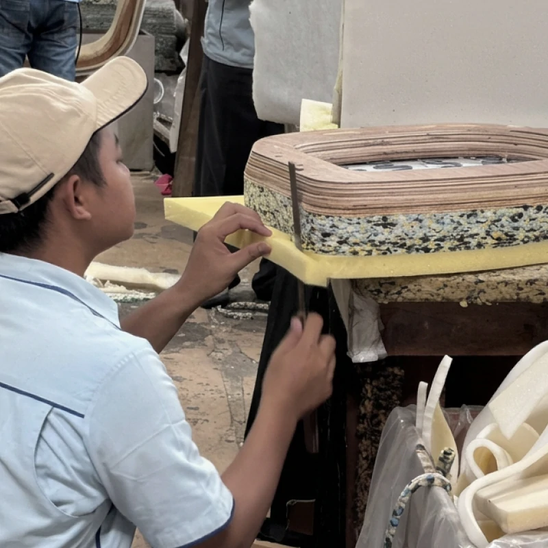家具のパーツを手作業で仕上げる様子