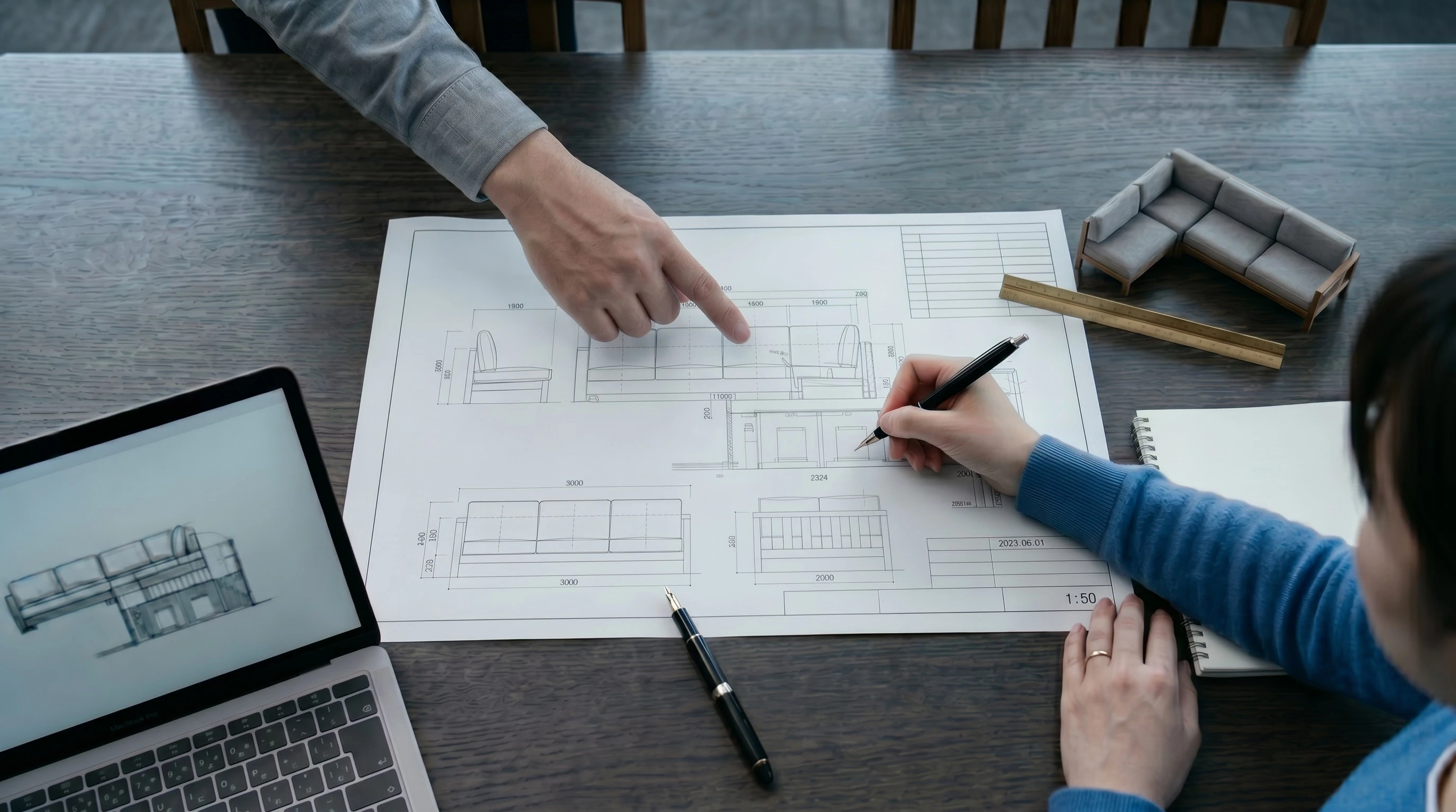 家具設計の図面を確認するスタッフ